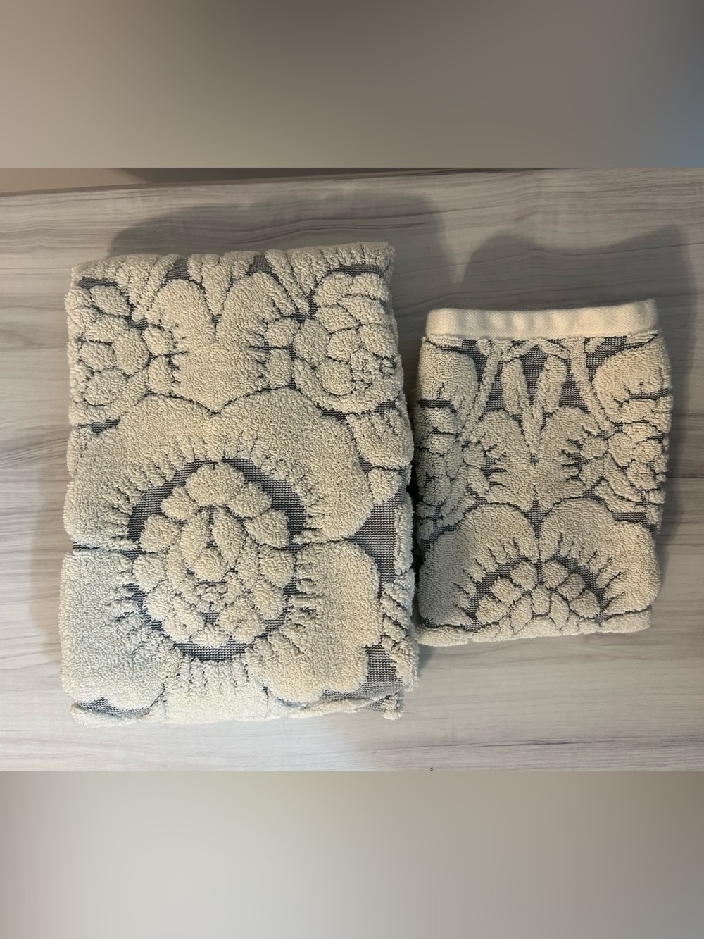 Anthropologie Flower/Bird Hand Towel & Wash Cloth Light Gray & Cream Colored
